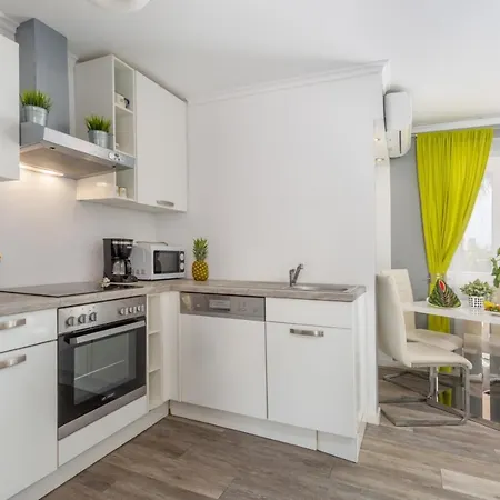 In With Sea View, Balcony, Air Conditioning, Wifi Apartment Njivice