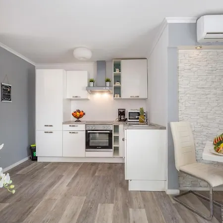 Apartment In With Sea View, Balcony, Air Conditioning, Wifi *