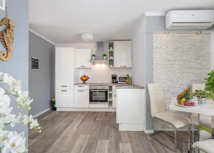Apartment In With Sea View, Balcony, Air Conditioning, Wifi *